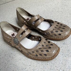 Women's Tan Mary Jane Shoes 9